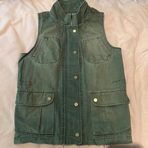 Green vest with zíper and button closure (M)